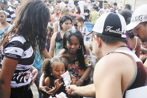 É MINHA! - Menina recebe boneca na festa promovida pelos corintianos na sexta-feira